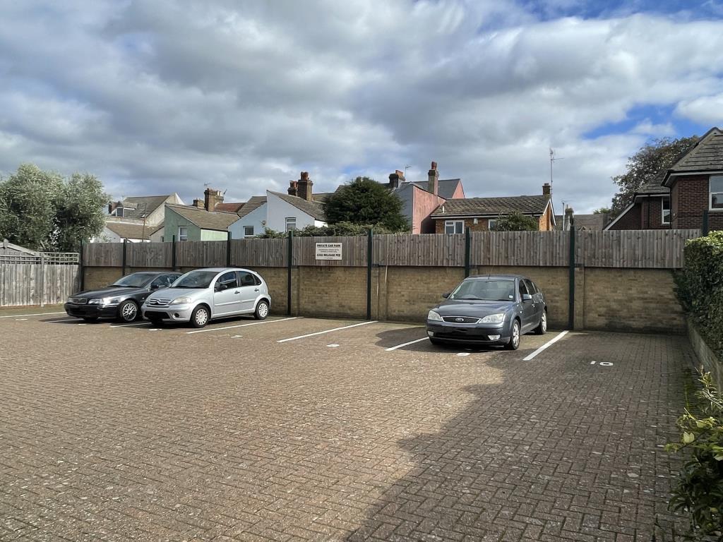 Lot: 113 - OUTSTANDING UNBROKEN BLOCK OF TEN SELF-CONTAINED FLATS AND APARTMENTS - 
